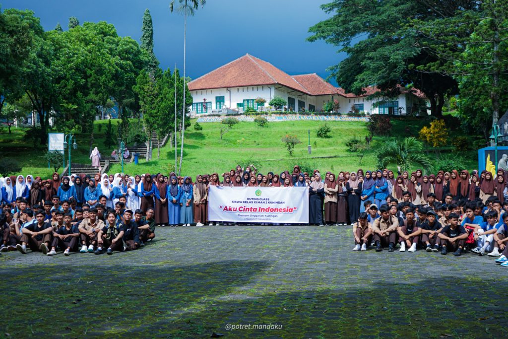 “Outing Class Penuh Inspirasi: Siswa MAN 2 Kuningan Kelas XI Menyuarakan ‘Aku Cinta Indonesia’ di Gedung Naskah Linggarjati”