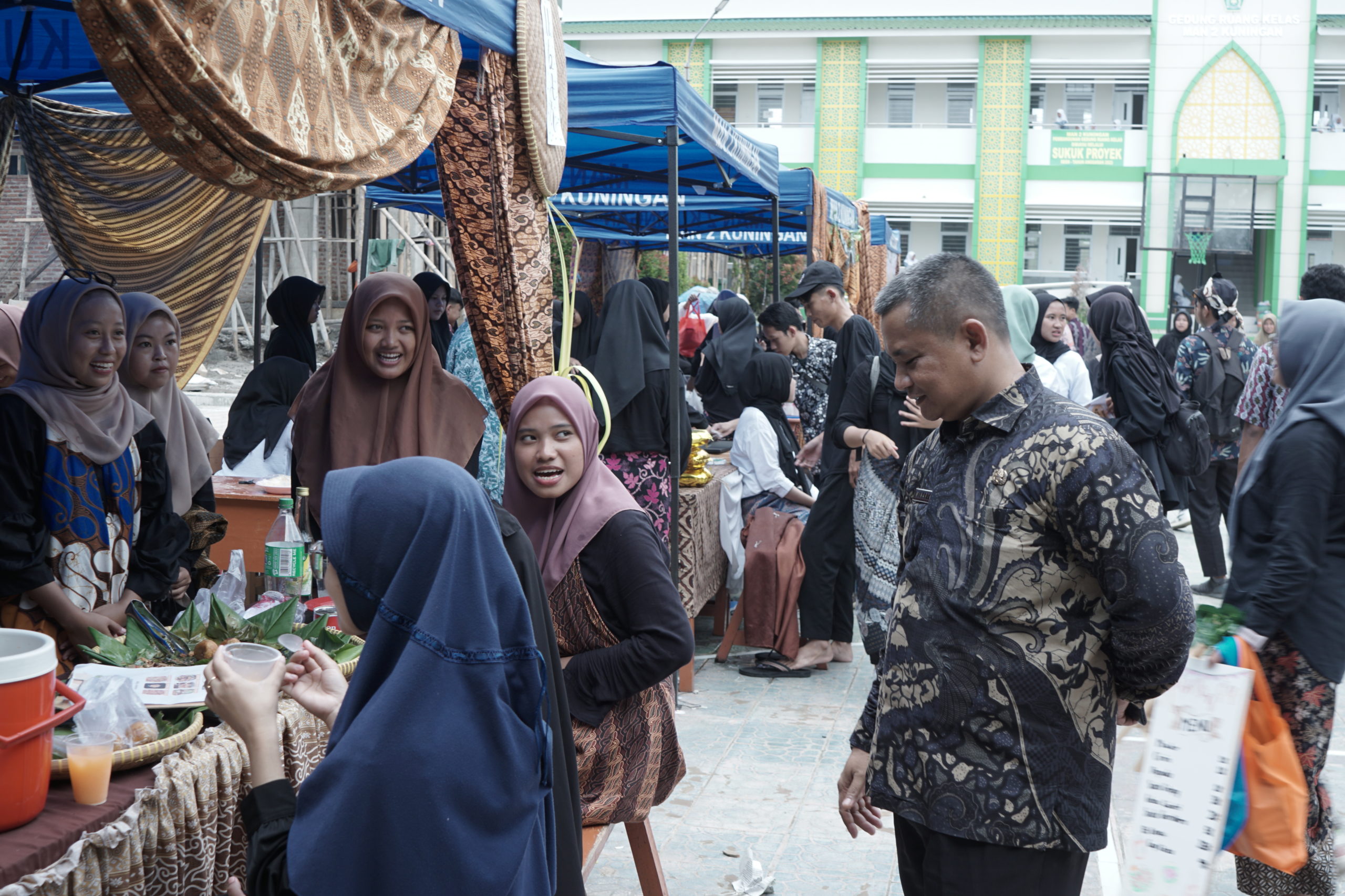 Read more about the article Kewirausahaan Berkembang di Festival Makanan Tradisional MAN 2 Kuningan
