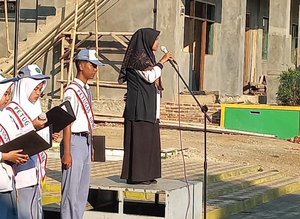 Amanat Pembina Upacara Repi Astuti tentang Disiplin Piket, Pengurangan Sampah dengan Totebag, dan Ucapan Hari Jadi Kuningan: “Kuningan Beu!”